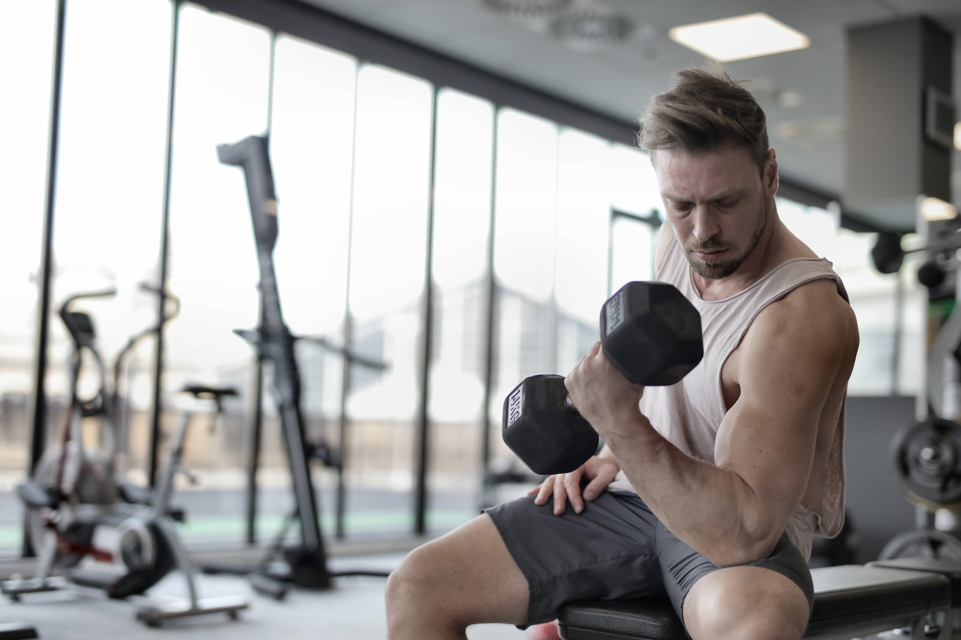 Bodybuilder bei Training: Optimierung des Biorhythmus für bessere Leistung und Regeneration